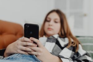 7 Warning Signs Your Kid Has Screen Addiction (And What To Do)